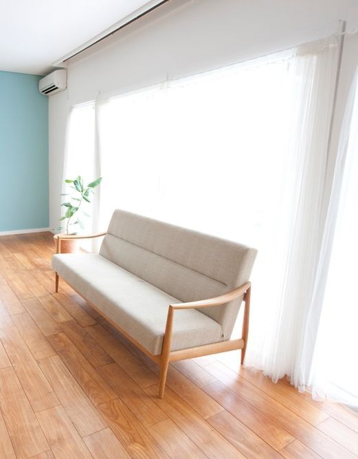 salon con parquet y sofa blanco