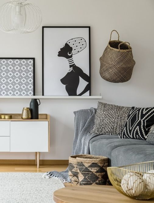 elegante salon con cuadros y sofa gris