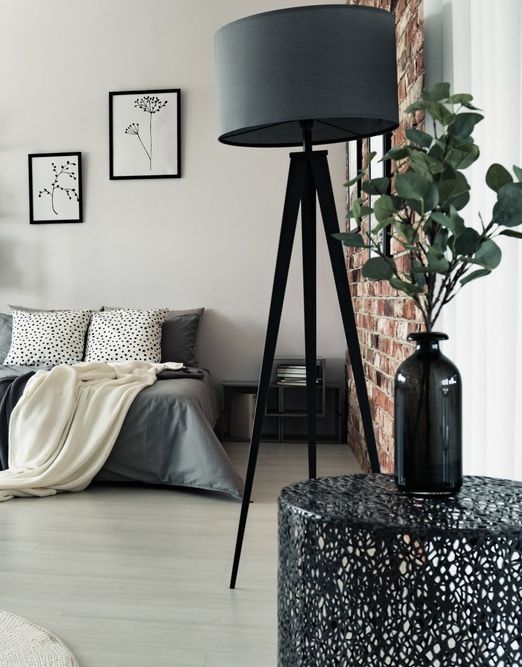elegante apartamento gris con su cama de matrimonio y sofa